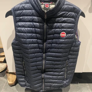 Mörkblå dunväst från Colmar - Dunväst ifrån Colmar i barn storlek 16Y/172 cm men passar även XS. Knappt använd så i väldigt fint skick så bara att göra av dig om du har frågor.