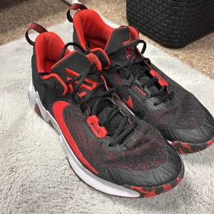Nike Giannis Immortality 2 - Säljer ett par snygga Nike Giannis Immortality 2 black/university red wolf grey. Dessa är perfekt för dig som spelar basket. Jag älskar dessa men de har tyvärr blivit för små för mig.