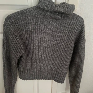 Stickad tröja  - Säljer denna stickade tröja med polokrage från newyorker. Storlek XXS. I nyskick. Säljs för 70kr. Vid intresse är det bara att höra av sig❤️
