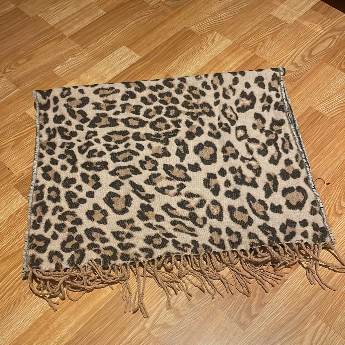 Leopardmönstrad beige halsduk med fransar