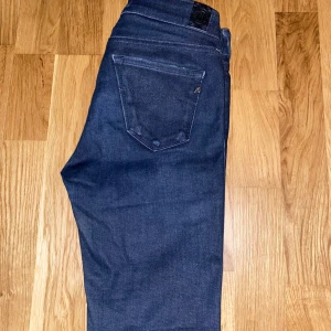 Svarta Replay Hyperflex jeans - Säljer ett par svarta Replay Hyperflex jeans!👍De ser blåa ut på bilden men de är svarta.                            Storlek W 26 L 30, passformen är rätt slim!☺️Hör av er vid frågor!👍