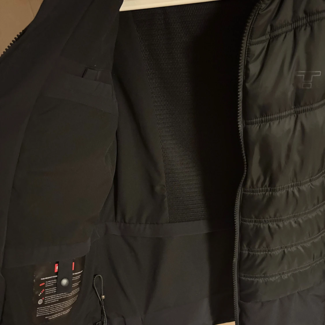 Svart pufferjacka från Tenson med huva - 3