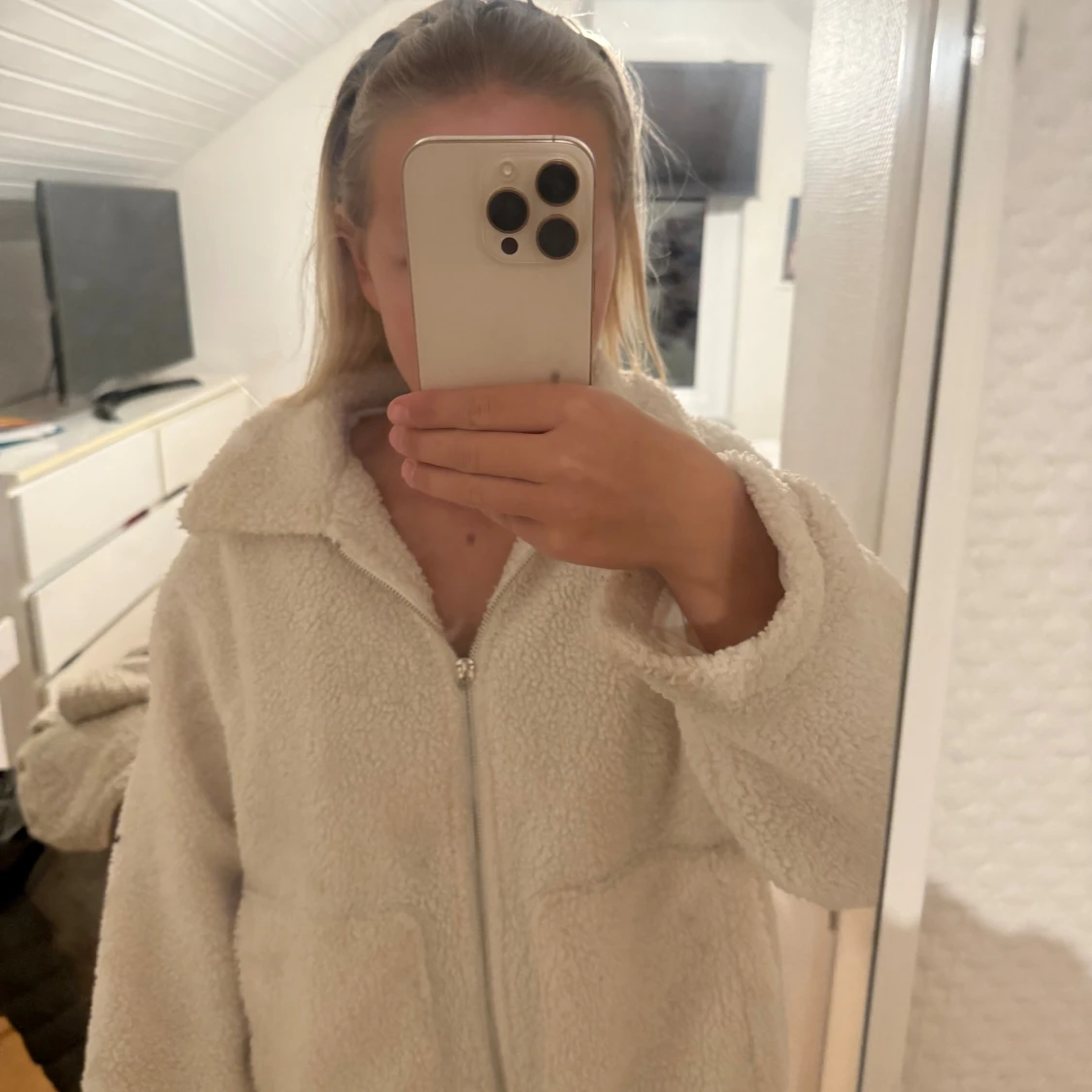 Vit teddyjacka med dragkedja