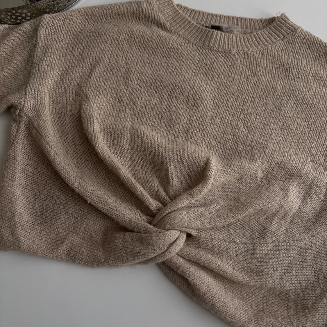 Stickad tröja med knut framtill - 2