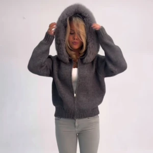 Alessa kofta - Säljer en jätte mysig alessa kofta/jacka!!            Har kvar paketet av den och skickar i den😊💗Skriv gärna om ni har frågor om den💗