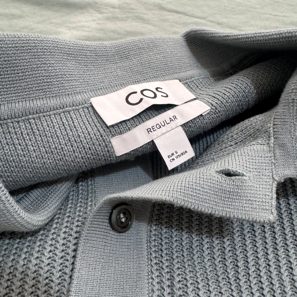Grå stickad pikétröja från COS - 1