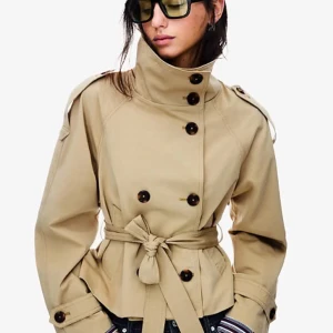 Beige trenchcoat från Bershka - Säljer den virala beige trenchcoat från Bershka med snygg krage, dubbelknäppning och bälte i midjan. Jackan har långa ärmar med knappar vid mudden och axelklaffar. Perfekt för dig som gillar klassisk stil med en modern twist. Hade den på mig en gång bara storlek S 