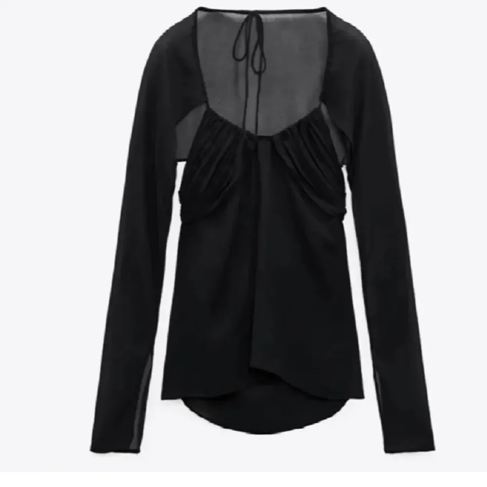 Så fin svart blus från Zara som har typ en inbyggd bolero ❤️första bilden är lånad från filippzorz instagram skriv för egna bilder! Obs passar inte mig kan inte fixa bild på. Toppar.