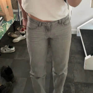 Lågmidjade jeans 💕 - Hej! Nu säljer jag dessa ursnygga lågmidjadr jeans från Gina Tricot! 💕 Har inte använt dom jättemycket eftersom att de är lite stora på mig! 💋! Läs bio innan du kontaktar💕🌍♻️