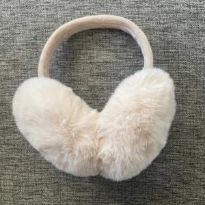 Ett par gulliga öronmuffar som håller dina öron hur varma som helst, perfekt för hösten, vintern och våren🩷 (Inga defekter)