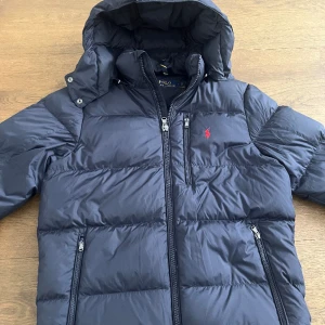 Polo jacka - Jackan är i storlek s, helt ny aldrig använd, säljer den för den inte passar mig, priset kan diskuteras, hör av er vid fler frågar:)