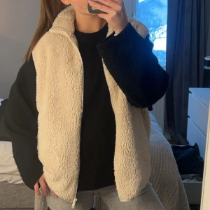 Teddy väst  - Intressekoll på min super fina Teddy väst i bra skick! Hör av er vid fler bilder eller frågor ❤️( 2 sista lånade bilder)
