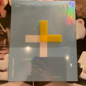 TXT album - Har bara stått på en hylla.  Skivan är spelad en gång och funkar:) Några klistermärken kvar. 2 Huening Kai photocards och ett med alla members. Endast Swish. Tryck inte på köp nu. Kan mötas eller skickas(köparen står för frakten)  Pris kan diskuteras