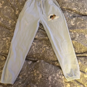 Mjukisbyxor - Ett bar fiorucci byxor, har några blekningsfläckar och nån form av smuts på ena benet som synd på bilden. Kan skicka fler bilder om det skulle önskas. 