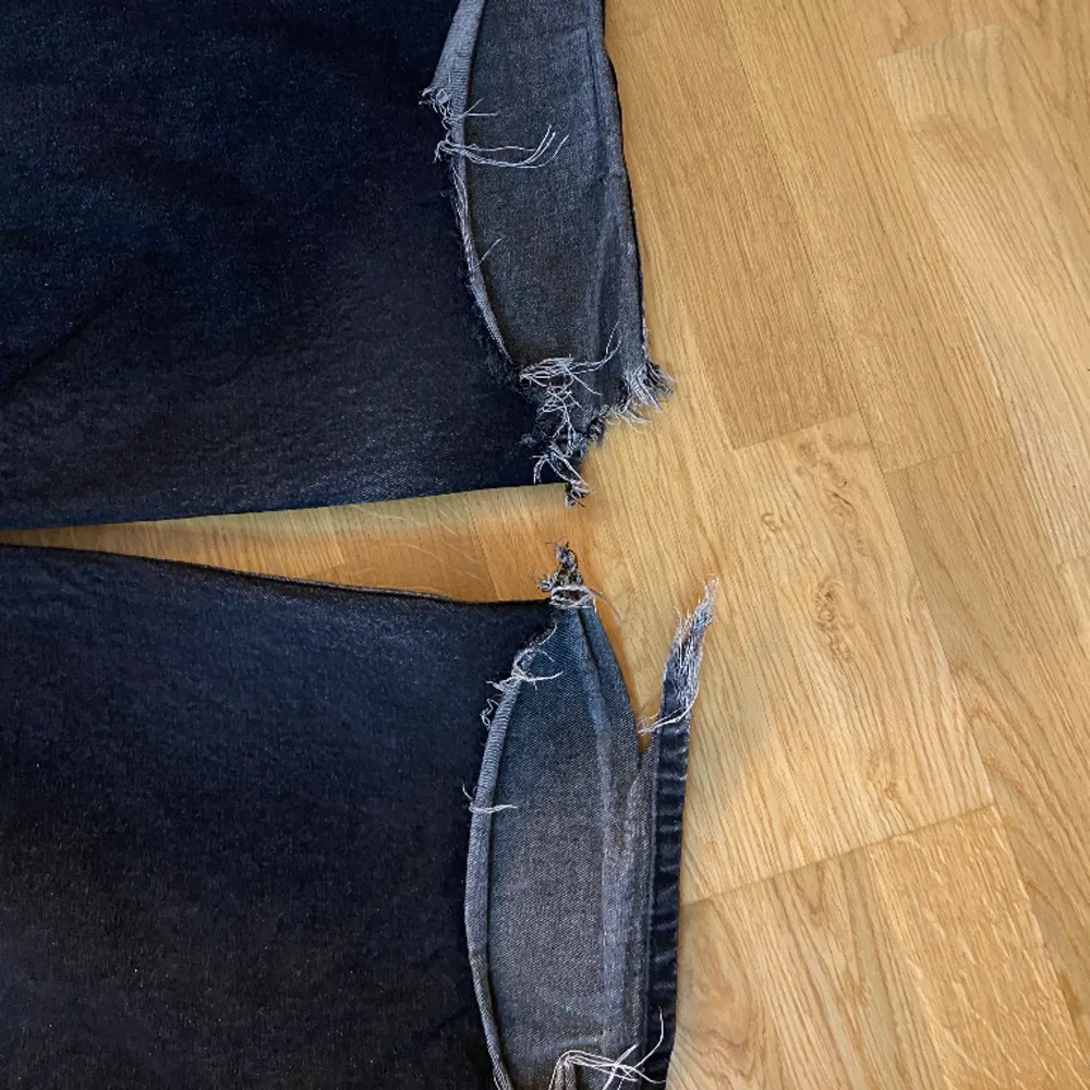 110 cm långa Rejäl heelbite annars bra skick Size XL . Jeans & Byxor.