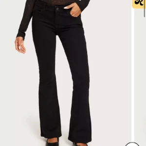 Lågmidjade bootcut jeans  - Säljer mina lågmidjade bootcut jenas som är från Nelly, slutsålda på nätet