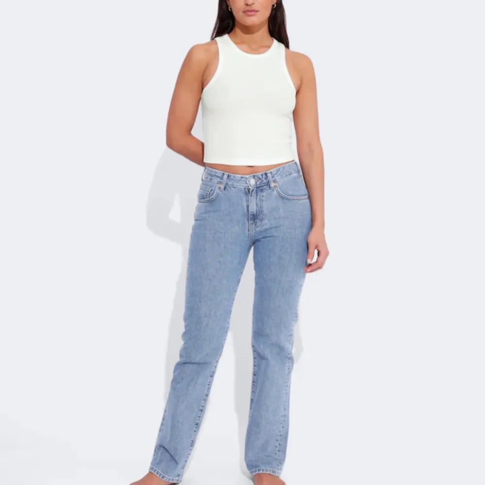 Lågmidjade straight jeans från bikbok i strl 24/32. Perfekt längd på mig som är 169cm. Jeans & Byxor.