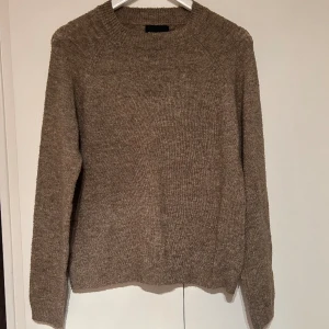 Ljusbrun stickad tröja - Fin stickad tröja i storlek M men sitter som en S. Använder inte och vill bli av med men den är i fint skick💕