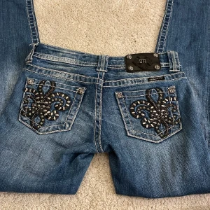 Miss me jeans - Lågmidjade bootcut miss me jeans, köpa från plick men säljer pågrund av att de inte passade mig tyvärr💕 midjemåttet är 36 och innerbenslängden är 79. Kom privat för frågor!💕💕