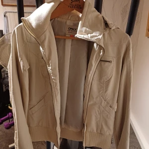 Jacka - Storlek L Aldrig använd