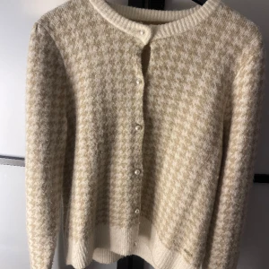 Kofta, Holly & Whyte, Lindex - Snygg mönstrad kofta från Lindex, aldrig kommit till användning.  I nytt skick! 💌