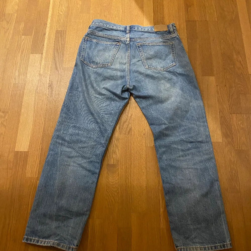 Säljer nu mina gammla jeans pga att dem nu är för små. Skick 9/10. Skriv gärna vid frågor . Jeans & Byxor.