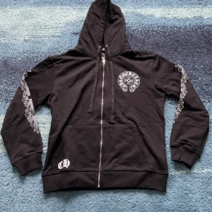 Chrome Hearts zip-up - Hej! Säljer min Chrome Hearts hoodie i storlek i 10/10 skick. Kvaliten på denna är något av den bästa jag har haft, tags följer med! Säljs ändast för att den var för stor och skulle även säga att den kan passa storlek M.  OBS (rep)!