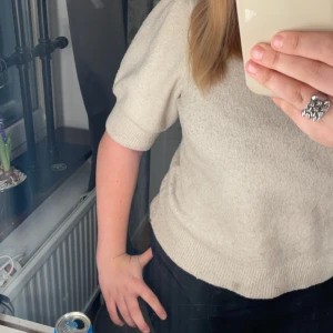 Stickad puff tröja - jätte fin stickad tröja från veromoda. säljer då jag inte längre använder den. den har en liten fläck på bild 3, men som inte syns särkligt mycket därefter priset. annars bra skick!!