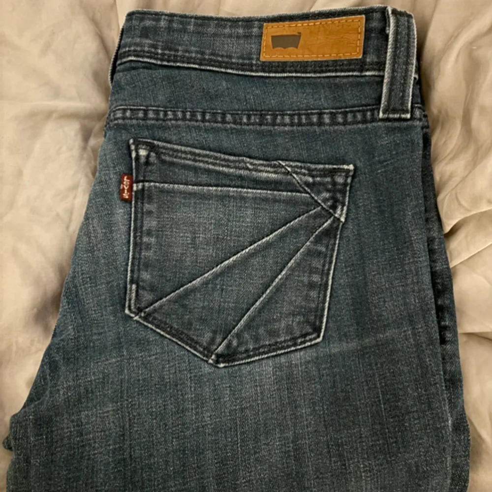 Ett par lågmidjade jeans ifrån levis i storlek 34/ 36 ungefär men passar nog också S och Xs. . Jeans & Byxor.