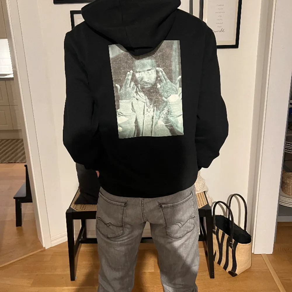 En limiterad svart hoodie ifrån icon living med pop smoke på ryggen. Tröjan är i nyskick och bär storleken S. Hör av er vid frågor eller funderingar mvh Swee_reselling!. Hoodies.