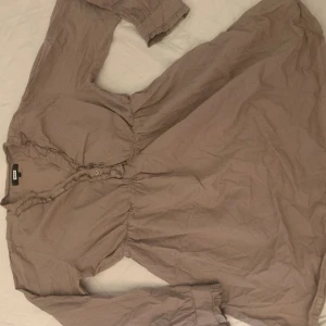 Blus/klänning - Kan används som klänning för dom som har lite mindre i storlek men annars som topp då längden är däremellan.