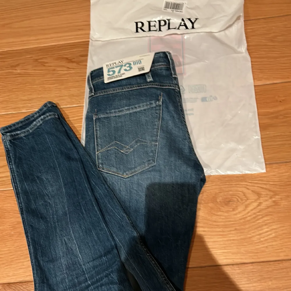 Helt nya Replay anbass i storlek 27 32  Sitter rikrigt bra. . Jeans & Byxor.