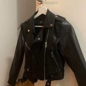 Skinnjacka  - Skinnjacka från märket stradivarius, storlek XS. Superfin men säljer för den är för liten för mig. 