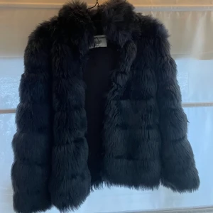 Pälsjacka - Blå pälsjacka från Dry Lake som tyvärr är för liten!!