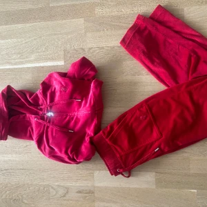Juicy couture sett - Byxor i S och kofta xs. Byxor nya och koftan lite mer använd men bra skick.