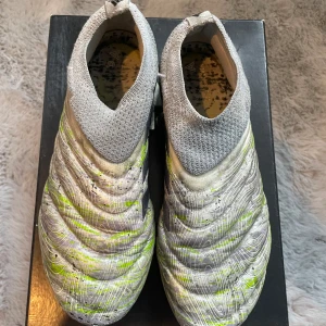 Adidas Copa fotbollsskor - Riktigt bra Adidas Copa fotbolls skor i storlek 36 2/3. Säljs pga för små. Lite slitna vid tån men annars inget speciellt. Orginalpris: 2600kr, mitt pris 499kr