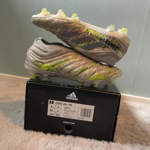 Adidas copa fotbollsskor - Säljer dessa adidas copa fotbollsskorna pga för små i storleken. Ordinariepris: 2600kr mitt pris: 499kr