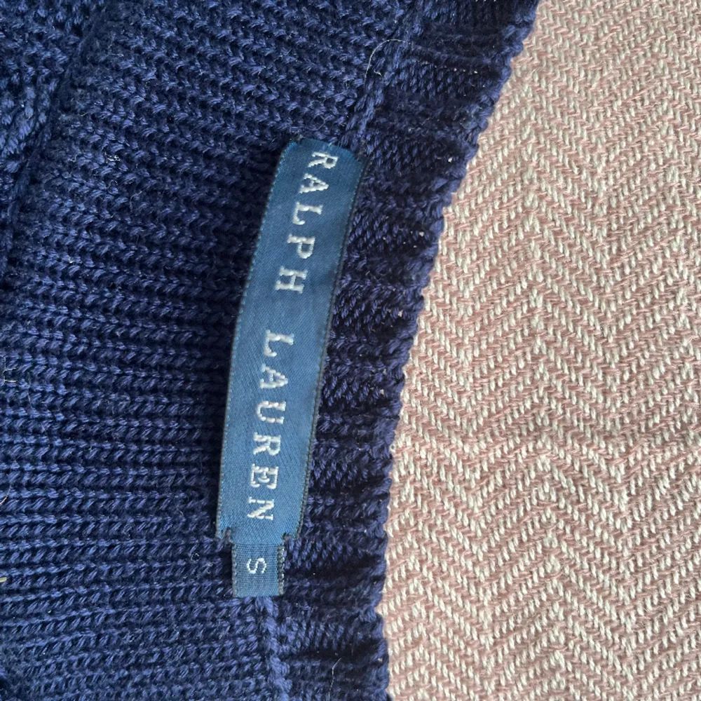 Säljer min mörkblå Ralph lauren tröja då den inte kommer till användning, den är nästan i nyskick och har endast används ca 2 gånger🫶🏻 har även vikt upp den lite på bilden så den är lite längre. skriv gärna om ni vill se fler bilder eller har frågor❤️. Tröjor & Koftor.
