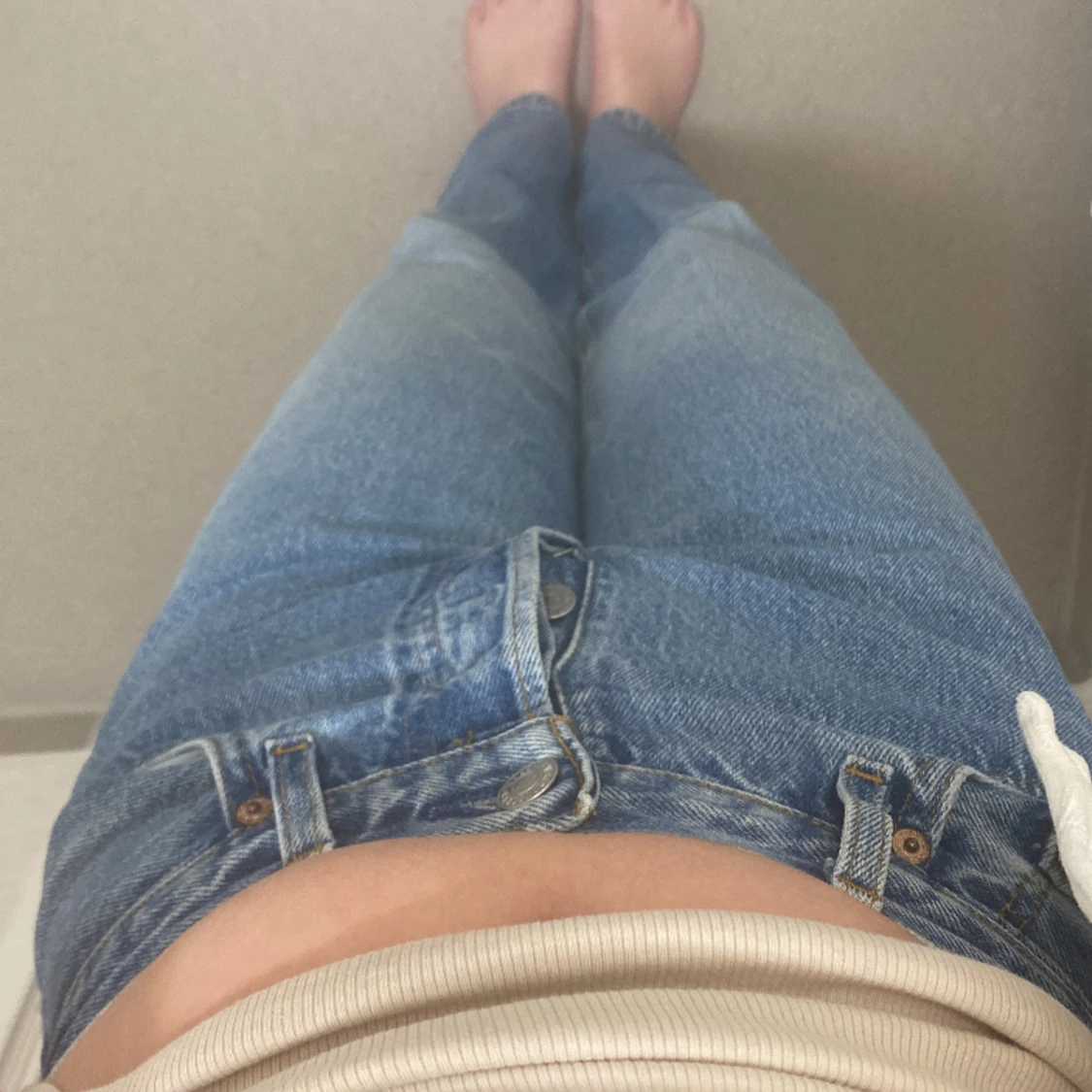 Ett par blåa middle waist jeans från Levis