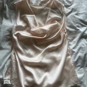 silkes topp med öppenrygg - jätte fin ljus rosa silkes topp, men öppen rygg, första bilden är baksidan 💓
