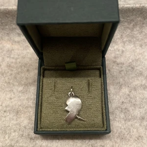 Maria Nilsdotter berlock - BERLOCKEN med pil neråt från you and me halsbandet i super fint skick!❤️