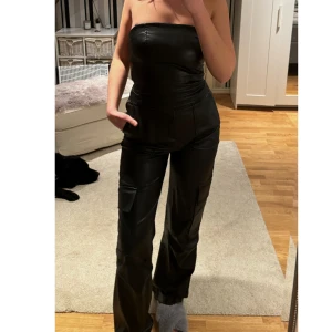 Byxdress ifrån Zara  - Super fin byxdress ifrån Zara , tyvärr bara kommit till användning en gång , Storlek S 🌸☺️