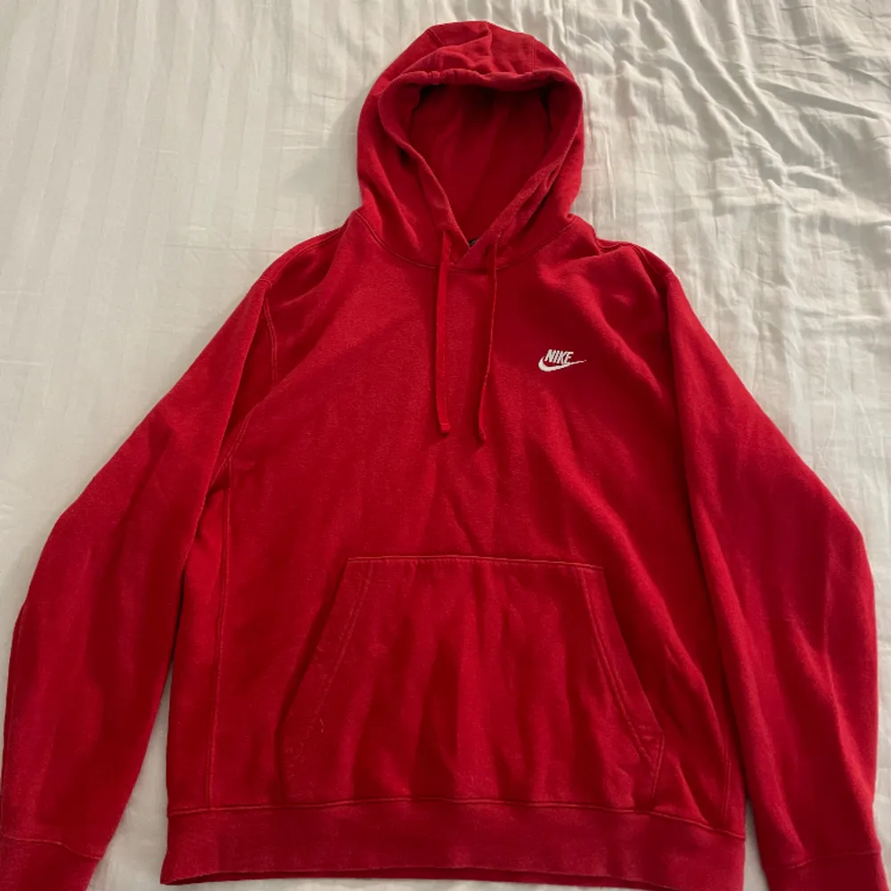 Fin Nike hoodie som är väl använda men i fint skick, säljer då den är för stor för mig. Det finns inga brister eller defekter men kontakta gärna vid frågor :).. Hoodies.