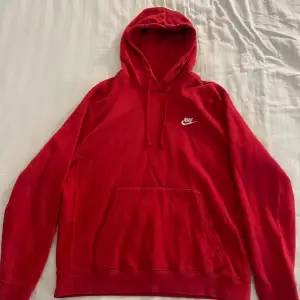 Fin Nike hoodie som är väl använda men i fint skick, säljer då den är för stor för mig. Det finns inga brister eller defekter men kontakta gärna vid frågor :).