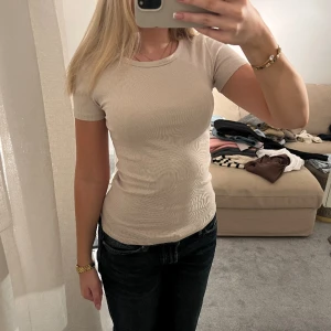 T-shirt  - Jättefin och tajt ribbad tröja från hm som inte kommer till användning🤍