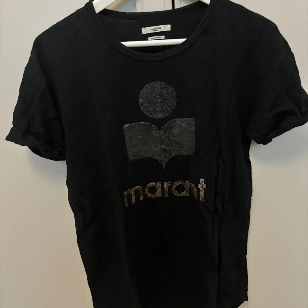 Isabel Marant svart t- shirt  Använd storlek M . T-shirts.