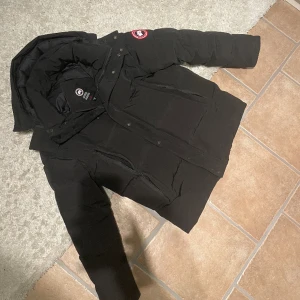 Canada goose jacka - Jätte fin goose wyndham jacka. Storlek L och i fint skick, använd en vinter. 