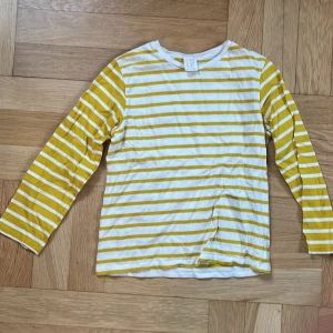 Cos tröja - Mycket fin tröja. Knappt använd då dottern inte fastnade för den.