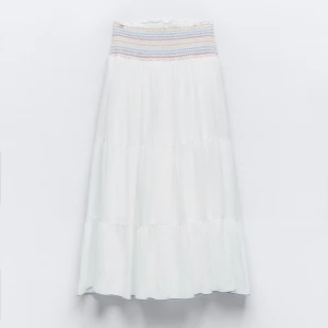 Sommar kjol - Säljer denna jättefina långkjolen från Zara! Lappar kvar och endast testade men hann inte lämna tillbaka i tid!