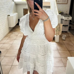 Vit stundentklänning - Säljer min fina stundentklänning!! Bara använd en gång, alltså under studenten. Klänningen är i mycket bra skick och sitter superfint!!🫶🏼 